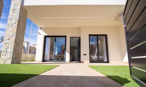 Apartamento en la residencia Innova Beach, con gran terraza y jardín.