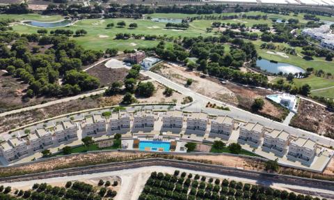 Bungalow con terraza o solárium en el complejo residencial Lo Romero Golf.