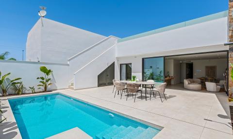 Villa in the modern area of ​​Serena Golf in Los Alcazares