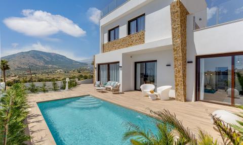 Villa in Finestrat with a large plot of 421m2 with basement and beautiful views