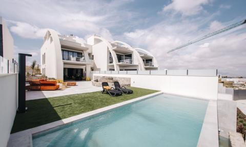 Apartamentos de lujo en una moderna urbanización con la piscina y parque