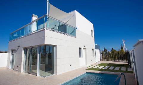 New villa in the quiet town Los Alcazares.