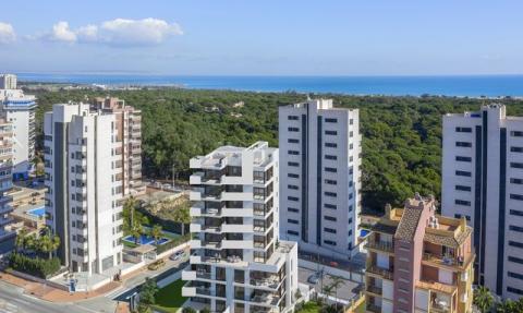Modern apartment with a 109m2 terrace and views of the pine park and the sea in Guardamar del Segura