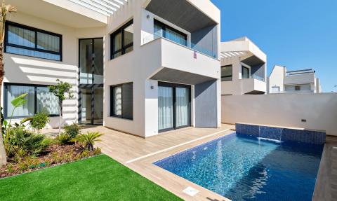 New 4-bedroom villa near the sea in Torrevieja