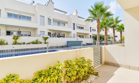 Precioso bungalow de 2 dormitorios con jardín