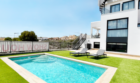 Chalet con ascensor, solarium y bodega, superficie de 436m2, con vistas abiertas en La Finca Golf
