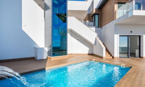 Una villa de 3 dormitorios lista para entrar a vivir con piscina privada y garaje en San Miguel de Salinas