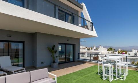 Apartamentos en un nuevo complejo con vistas al mar en Gran Alacant con parcela privada