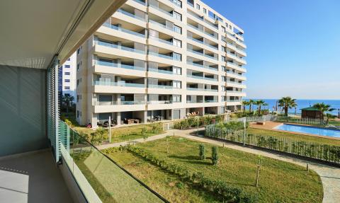 Apartamento en primera línea con parcela privada y tres dormitorios en Panorama Mar, Punta Prima