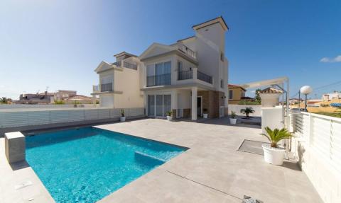  New independent villa in Torrevieja with 4 bedrooms