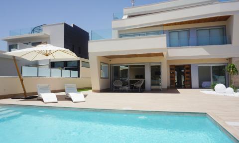 ¡Villa de lujo moderna de diseño a 200 metros de la playa!