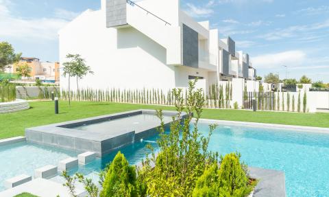 Bungalow with solarium and terrace in Balcón de la Laguna Residence