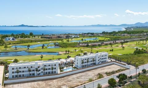 Apartamento con vistas al campo de golf y al mar con un gran solárium