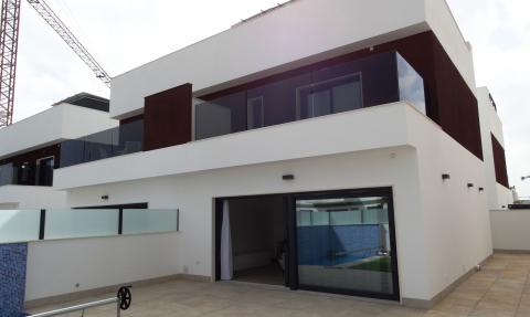 Chalet esquinero con parcela de 235 m2 a 100 metros de la playa en Santiago de la Ribera