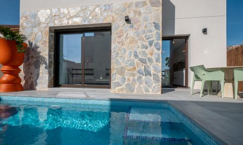 Turnkey villa with furniture and appliances in Villamartin