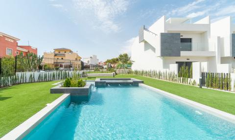 Bungalow with large terraces and garden in Balcón de la Laguna Residence