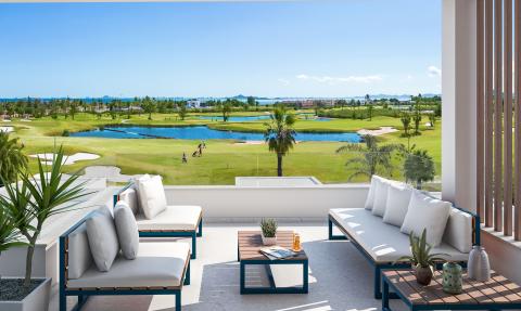 Apartamento con vistas al campo de golf y al mar con una gran terraza.